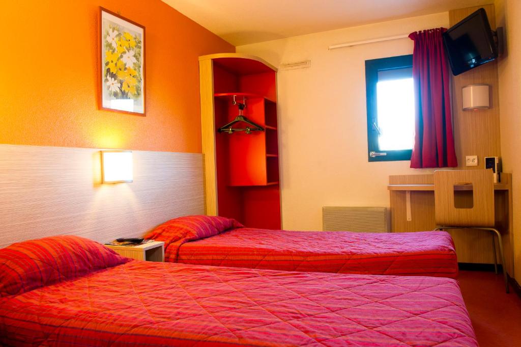 a hotel room with two beds and a window at Premiere Classe Orleans Ouest - La Chapelle St Mesmin in La Chapelle-Saint-Mesmin