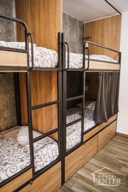 Postel nebo postele na pokoji v ubytování Hostel Center