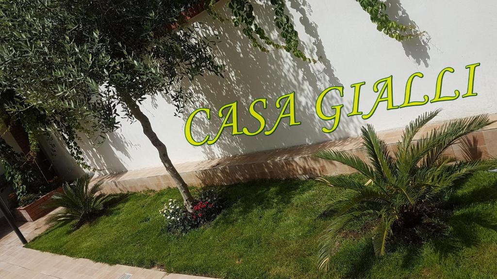 un panneau indiquant casa gilda sur le côté d'un bâtiment dans l'établissement Casa Gialli, à Catane