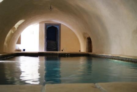 - une piscine dans un bâtiment avec de l'eau dans l'établissement Demeure de Digoine "Chambre d'Hotes", à Bourg-Saint-Andéol