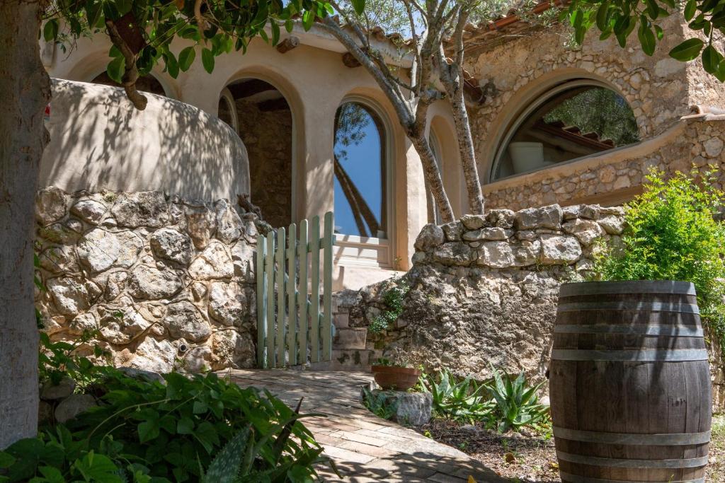 Casa de piedra con puerta y pared de piedra en Casa Olivo at Masia Nur Sitges, Adults only, en Canyelles