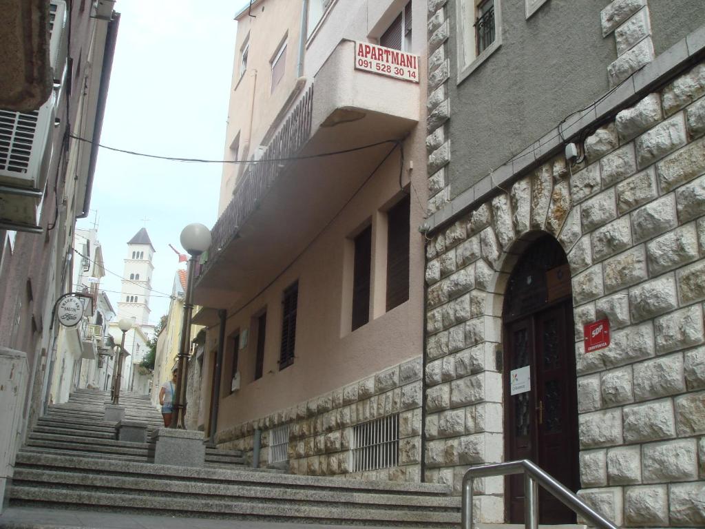 un callejón con escaleras que conduce a un edificio en Apartments Popov, en Crikvenica