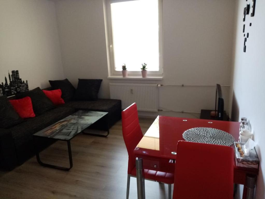 een woonkamer met een bank en een tafel bij apartmán Aneta in Karlsbad