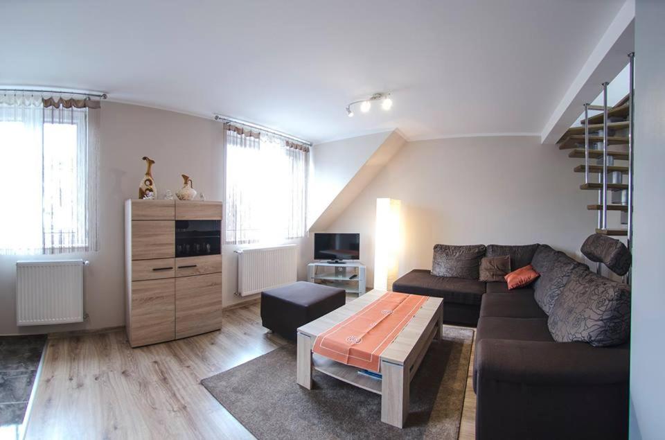Televízia a/alebo spoločenská miestnosť v ubytovaní Apartamenty Giżycko