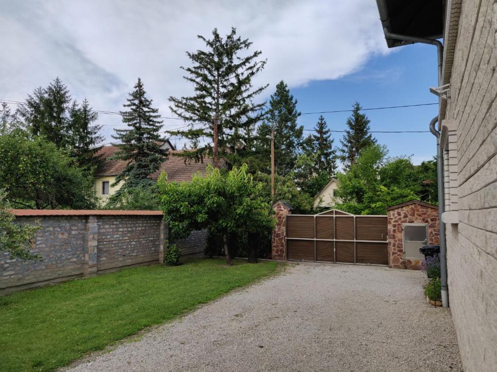 Vonkajšia záhrada v ubytovaní Vilma Villa