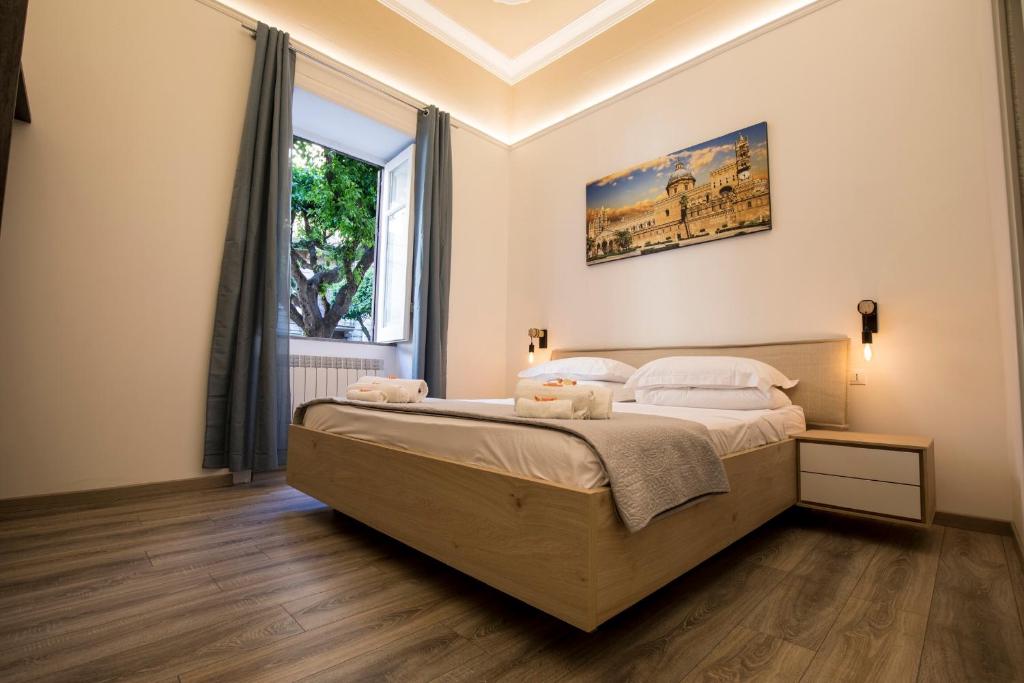 una camera con letto e finestra di Sammartino suite a Palermo