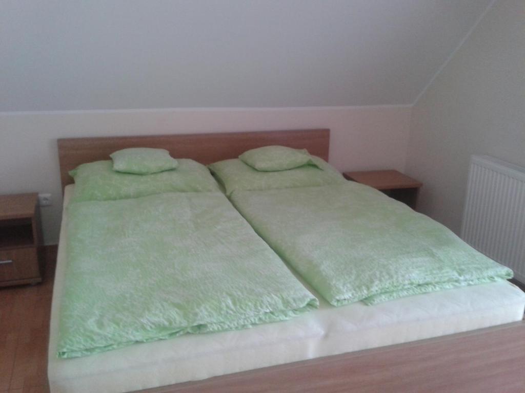 Postel nebo postele na pokoji v ubytování Határmenti Vendégház