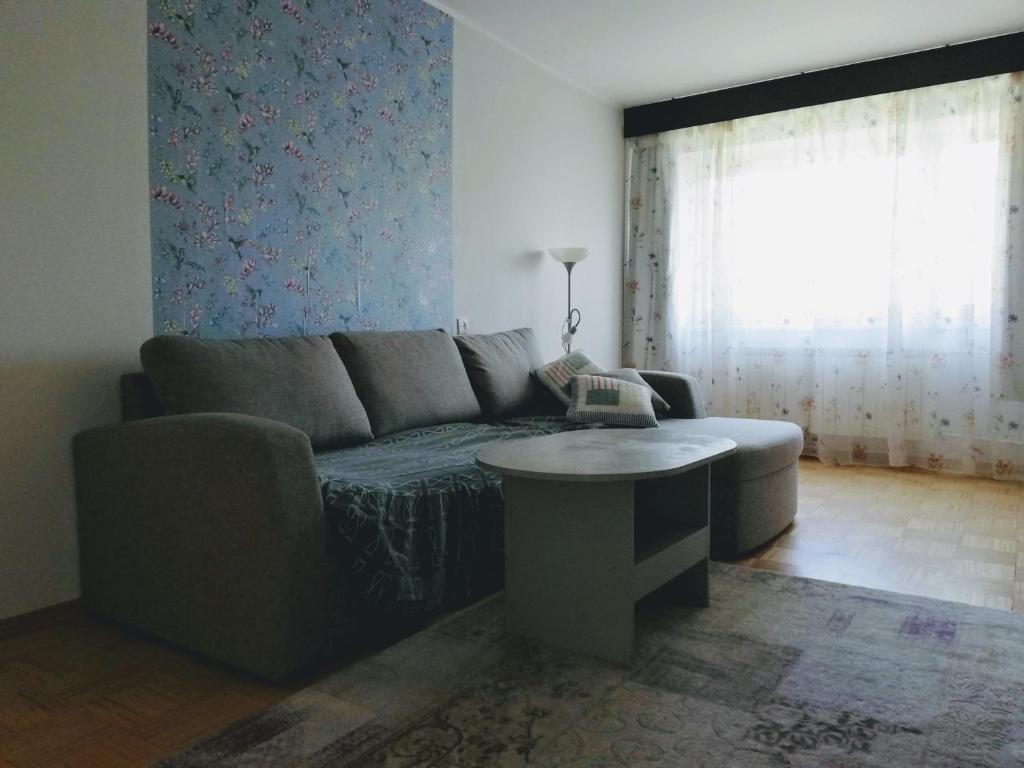 ein Wohnzimmer mit einem Sofa und einem Tisch in der Unterkunft Vabaduse Apartment in Kärdla