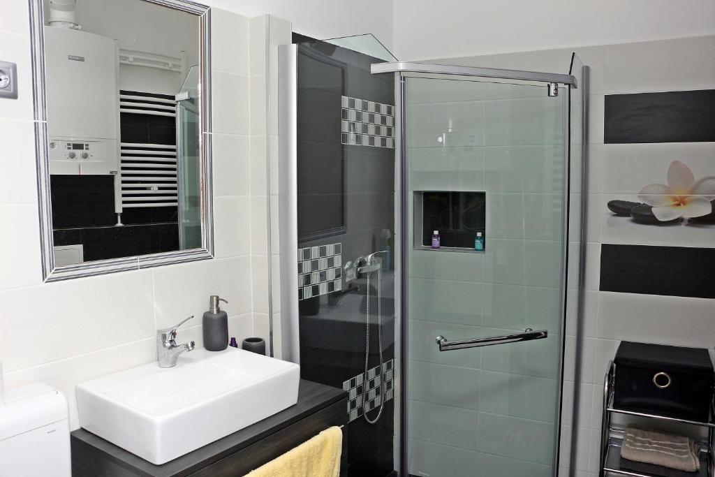 A bathroom at CentRoom Apartman