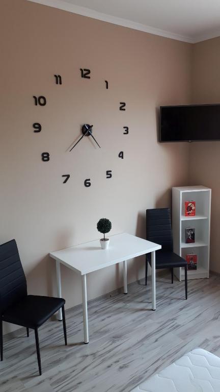 A television and/or entertainment centre at CentRoom Apartman