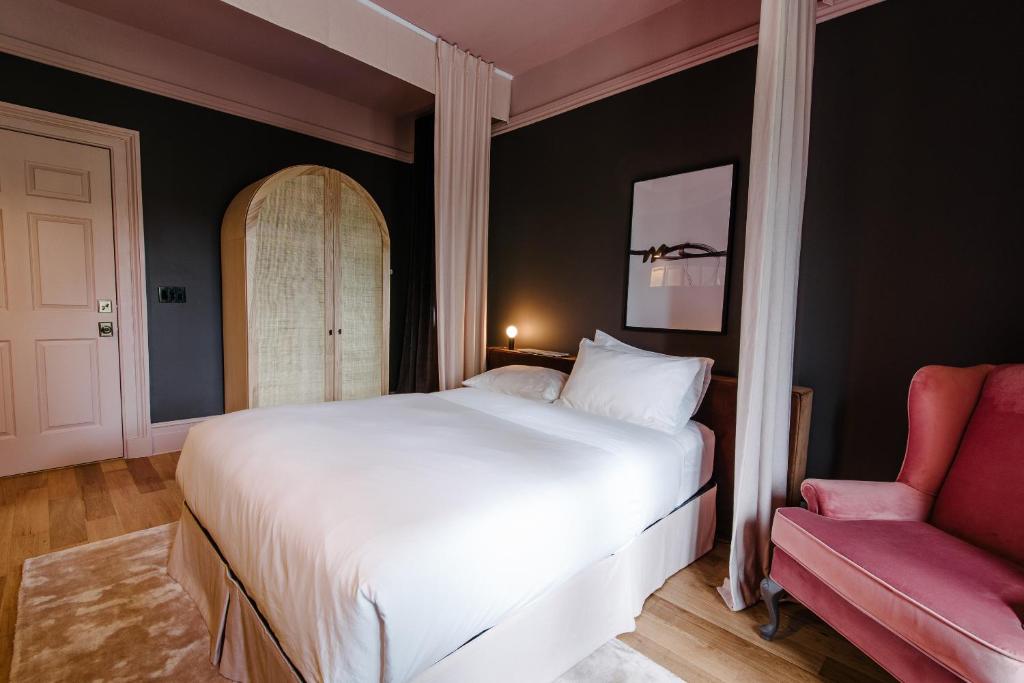 Postel nebo postele na pokoji v ubytování Rosemount Inn