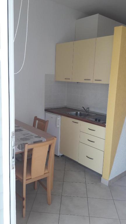 Una cocina o kitchenette en Studio apartman Latica
