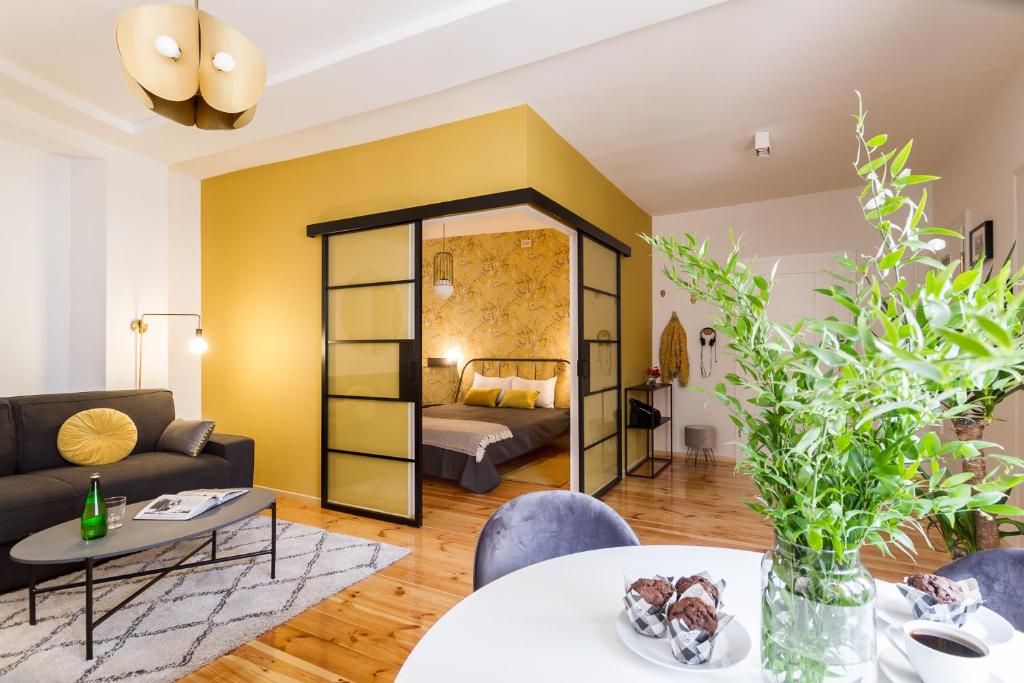 salon z kanapą i stołem w obiekcie House Apartments Centrum Poznań w Poznaniu