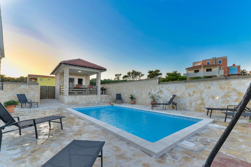 Bazén v ubytovaní Crowonder Villa Smile with Swimming Pool and Stone Backyard alebo v jeho blízkosti