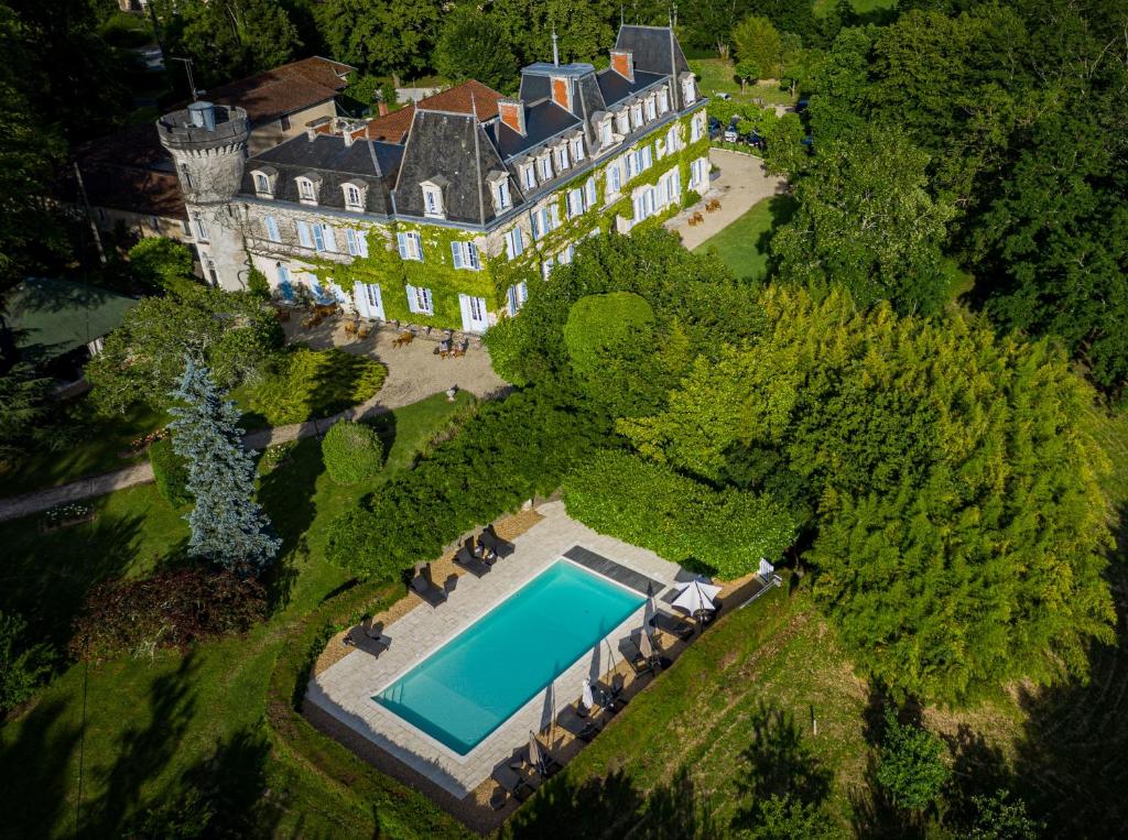 uma vista aérea de uma propriedade com piscina em Château de Lalande - Teritoria - Périgueux em Annesse-et-Beaulieu