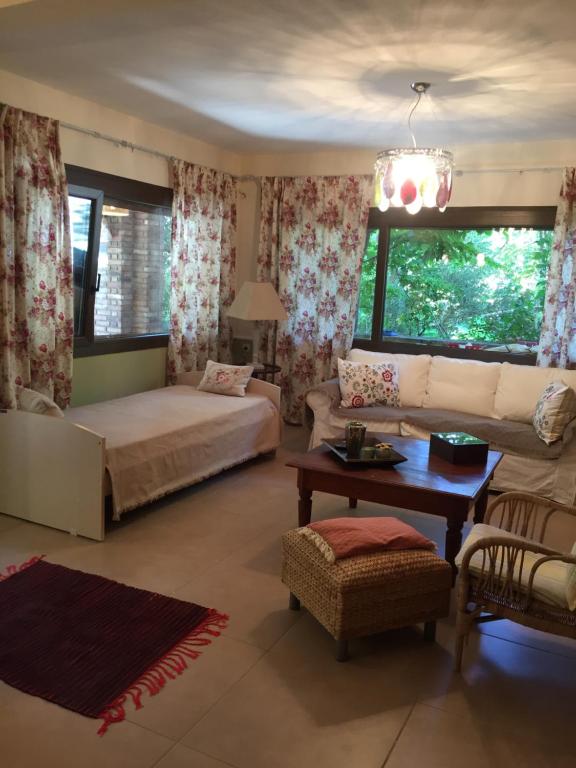 卡瓦拉的住宿－Victoria’s，客厅配有床和沙发