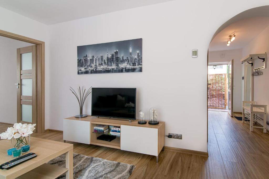 Televízia a/alebo spoločenská miestnosť v ubytovaní Praia Apartments - 200m do Plaży Orłowo - Parking - Apartament Laguna