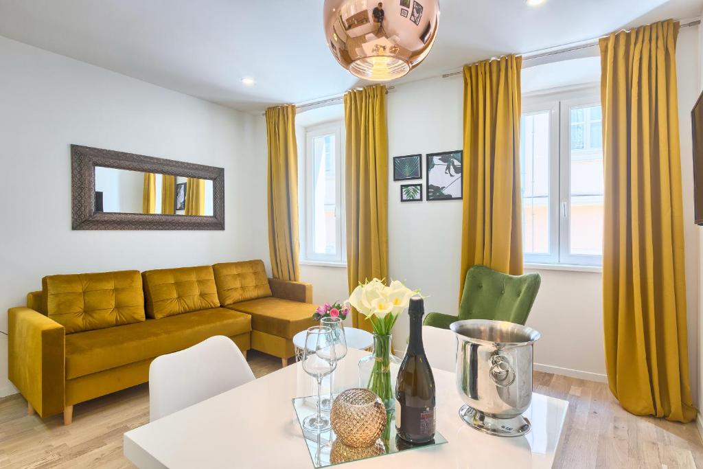 sala de estar con sofá amarillo y mesa en Hedone Luxury 3 Apartments with FREE PARKING, en Pula