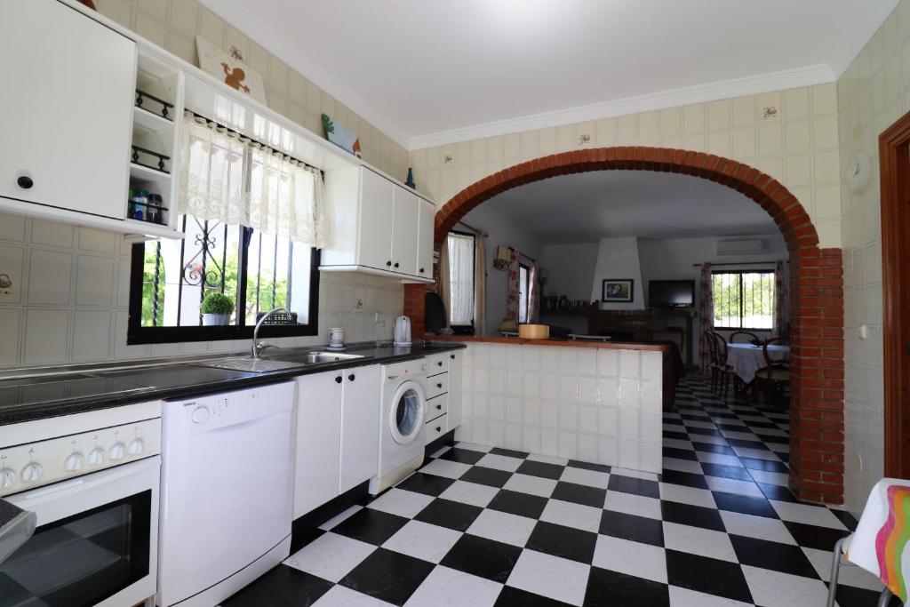 Kuchyňa alebo kuchynka v ubytovaní Villa Corbera by SpainSunRentals 1114