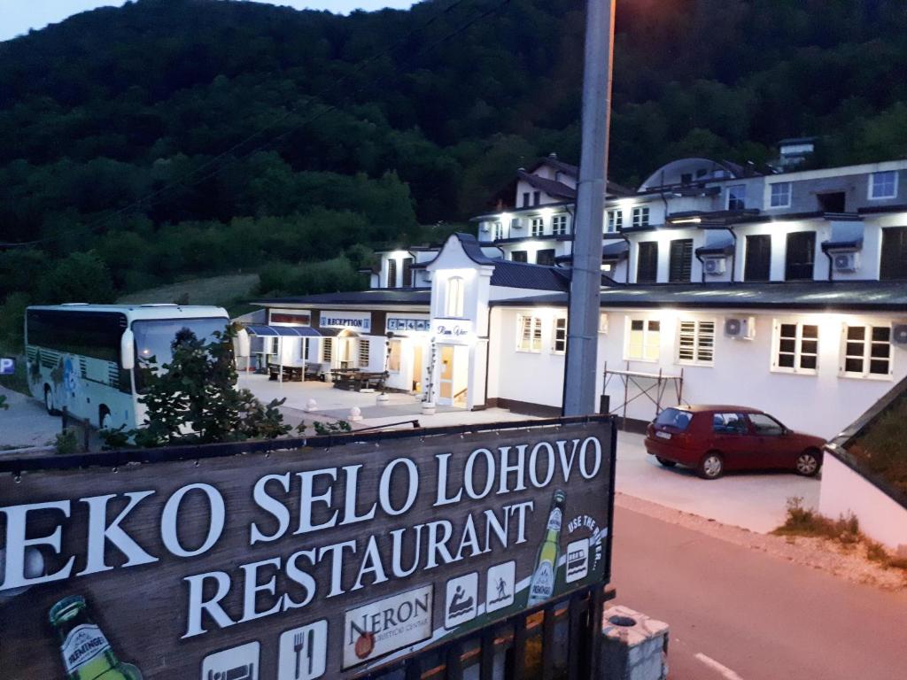 Nespecifikovaný výhled na hory nebo výhled na hory při pohledu z penzionu