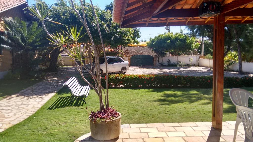 Um jardim no exterior de Pousada 7 Mares