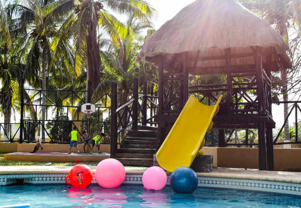 Bazén v ubytování Reef Yucatán All Inclusive & Convention Center nebo v jeho okolí