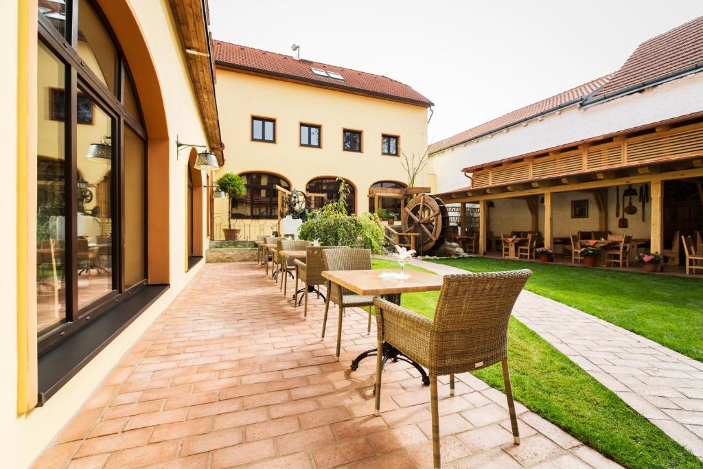 Hotel Selsky Dvur - Bohemian Village Courtyard - Resim 33