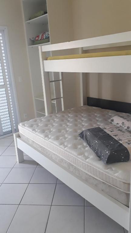 a mattress on a bunk bed in a room at Apto Frente ao Mar in Bertioga