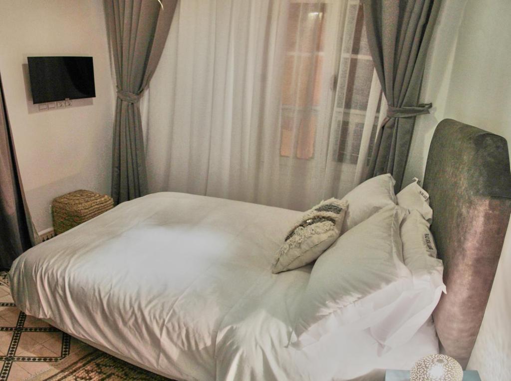 Postel nebo postele na pokoji v ubytování Riad Borj El Baroud