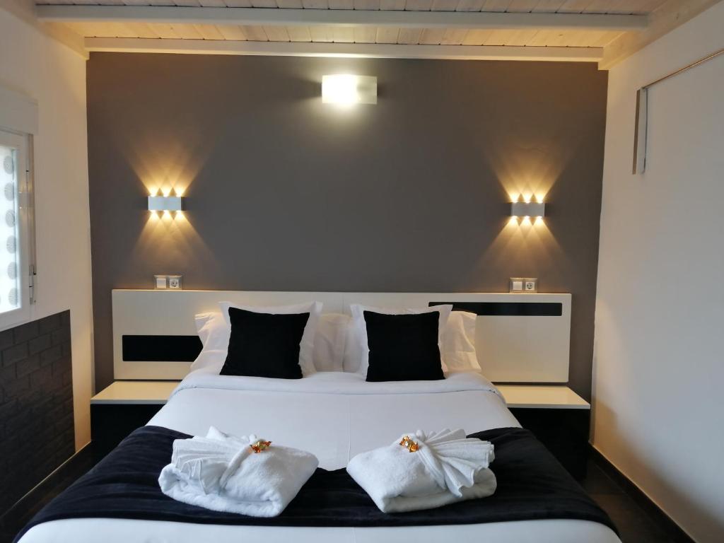アレーナス・デ・サン・ペドロにあるGredos Loftのベッドルーム1室(大型ベッド1台、白い枕2つ付)