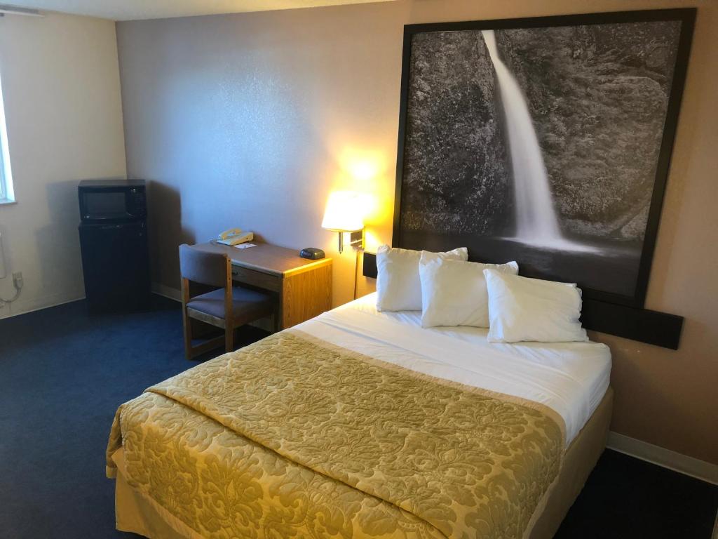 Postel nebo postele na pokoji v ubytování Super 8 by Wyndham Pendleton