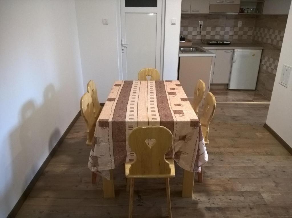 Kuchyň nebo kuchyňský kout v ubytování Apartmani Mimi
