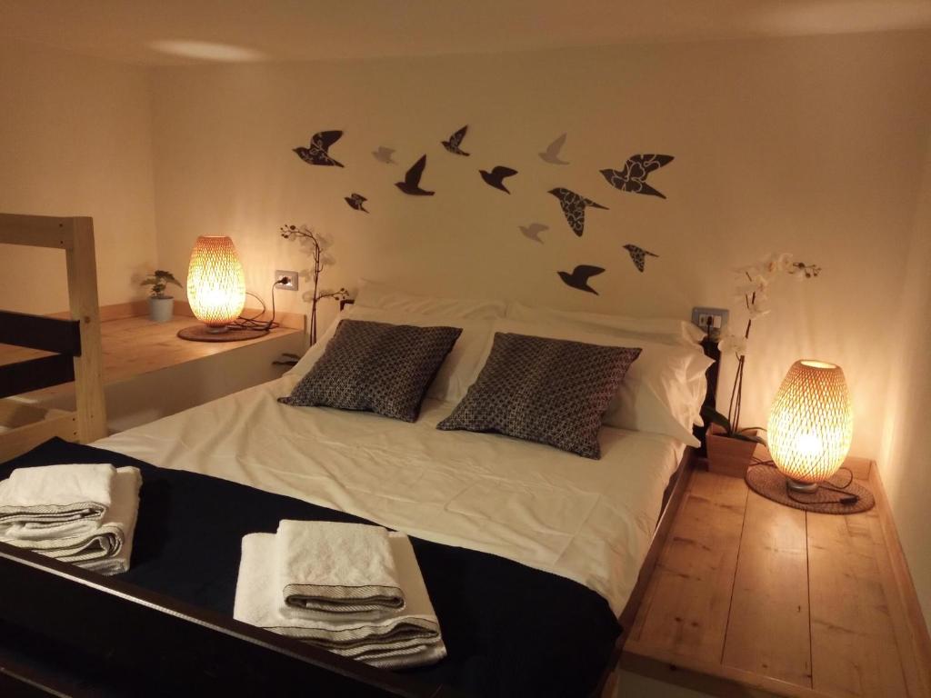 Schlafzimmer mit einem Bett mit Fledermäusen an der Wand in der Unterkunft Kalea Apartment in Avola