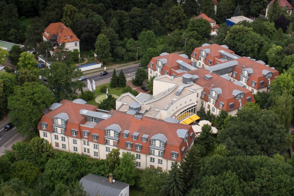 une vue aérienne sur un grand bâtiment avec des toits rouges dans l'établissement Seminaris Hotel Leipzig, à Leipzig