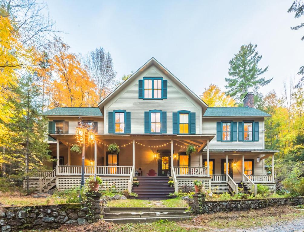 una casa grande con un gran porche delantero en Snow Goose Bed and Breakfast, en Keene Valley