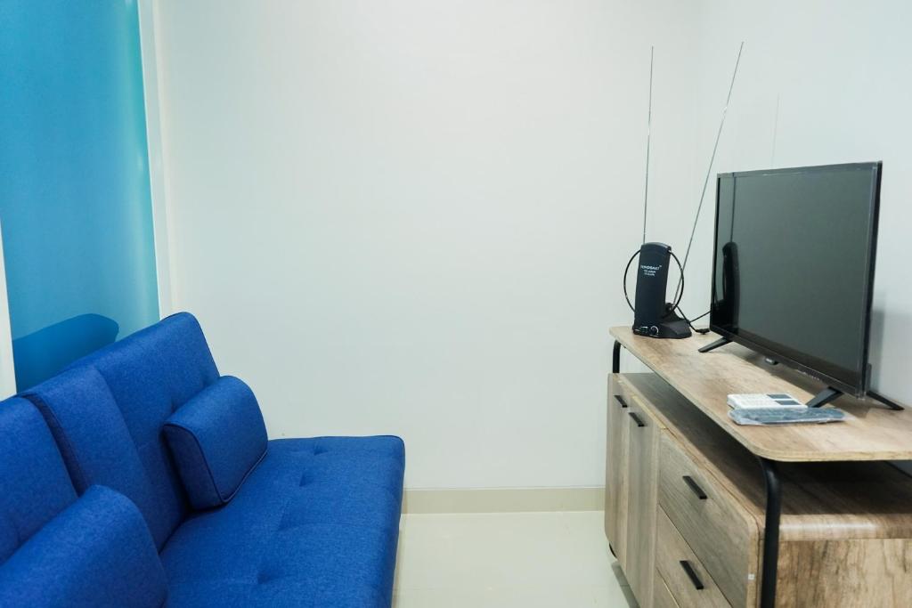 Μια τηλεόραση ή/και κέντρο ψυχαγωγίας στο Modern Living 1BR @Atlanta Residences Apartment With City View By Travelio