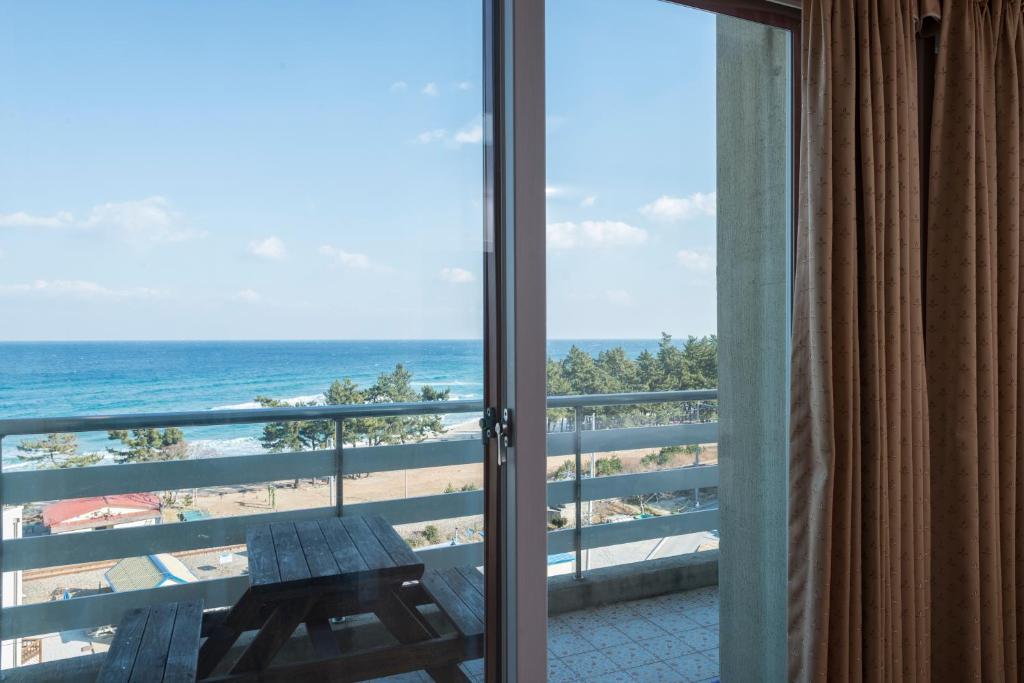 Nespecifikovaný výhled na moře nebo výhled na moře při pohledu z hotelu