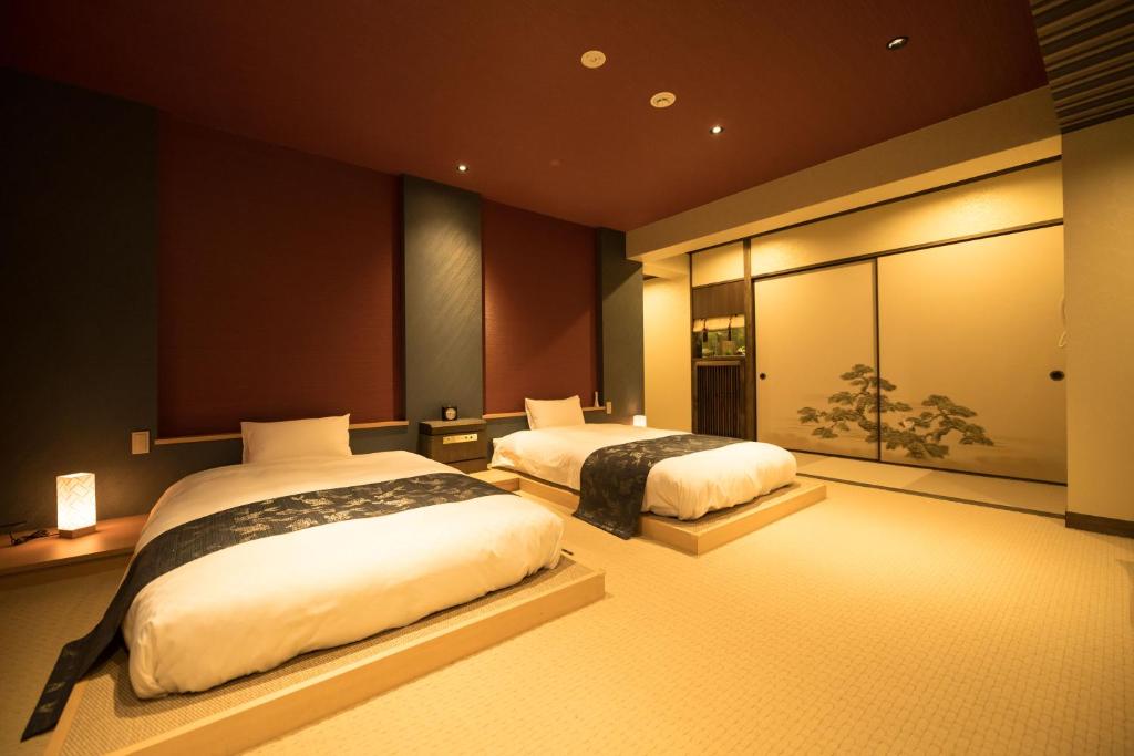 Postel nebo postele na pokoji v ubytování HOTEL SHIKISAI KYOTO