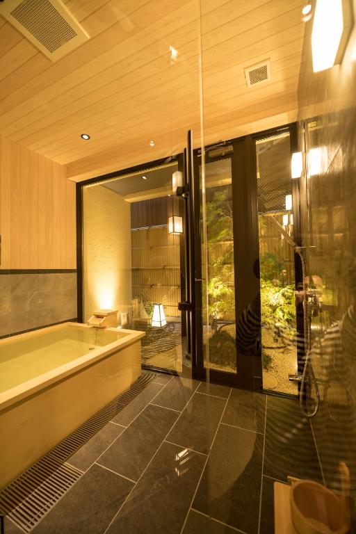 Koupelna v ubytování HOTEL SHIKISAI KYOTO