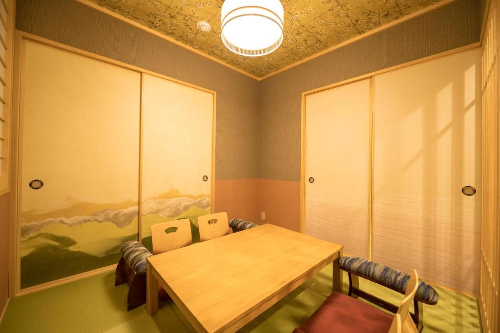 Postel nebo postele na pokoji v ubytování HOTEL SHIKISAI KYOTO