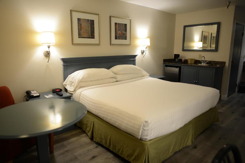 een slaapkamer met een groot bed en een tafel bij Hotel Le Reve Pasadena in Pasadena