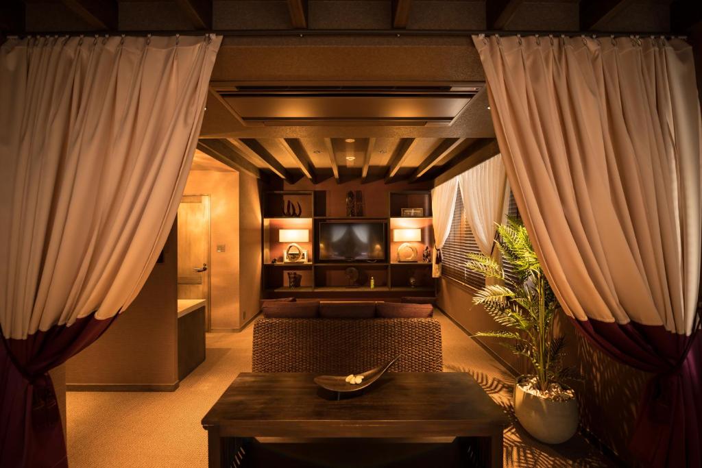 Posezení v ubytování HOTEL SHIKISAI KYOTO