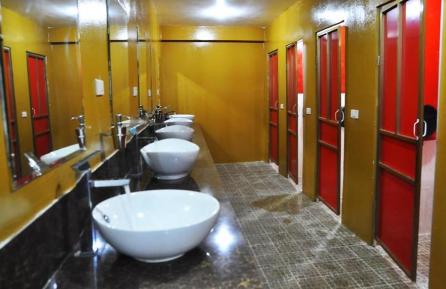 Baño con una fila de lavabos y aseos en Dream Home Hostel, en Vientiane