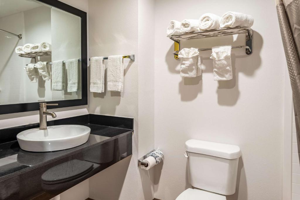 Studio 6 Lake Charles - 豪华皇后室和两个大床 - 不吸烟