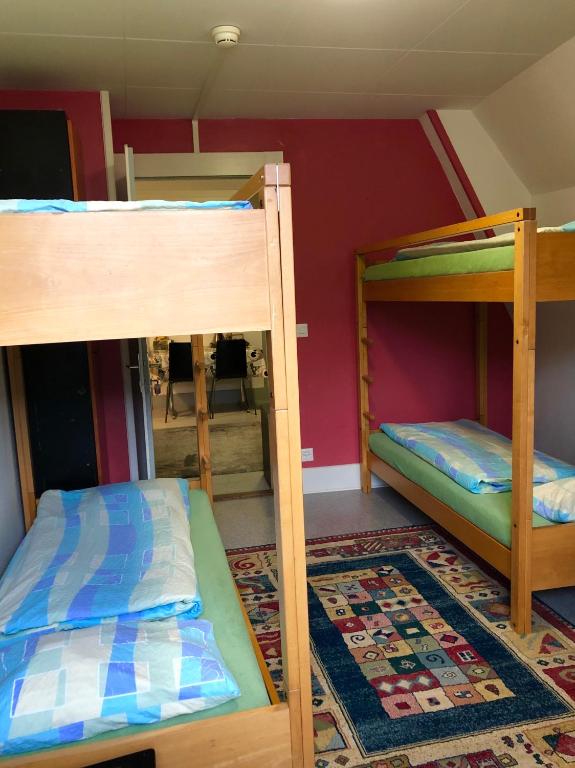 Letto o letti a castello in una camera di Auberge Pour Tous