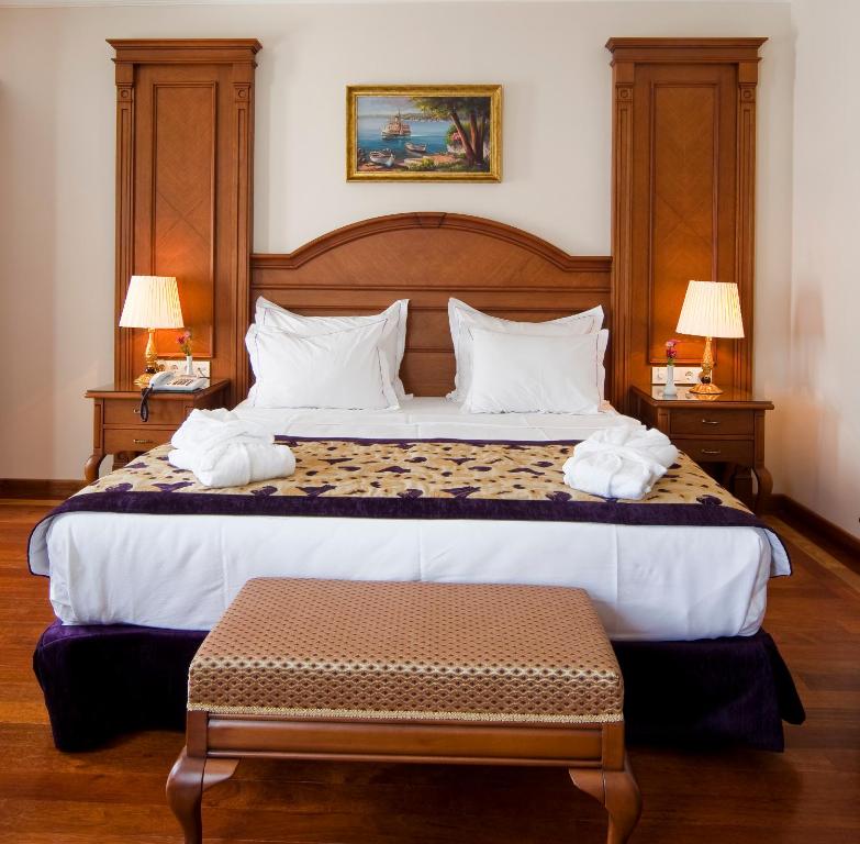 Postel nebo postele na pokoji v ubytování GLK PREMIER The Home Suites & Spa