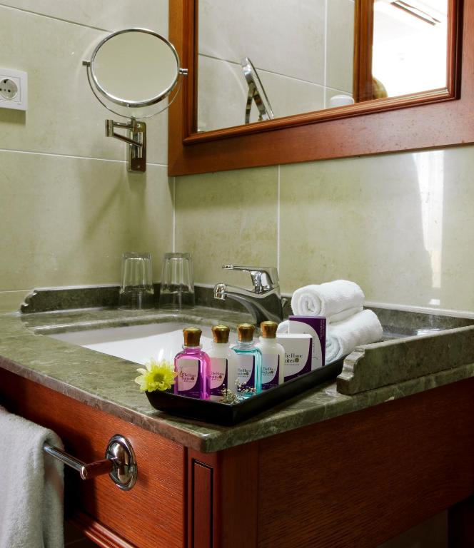 Koupelna v ubytování GLK PREMIER The Home Suites & Spa
