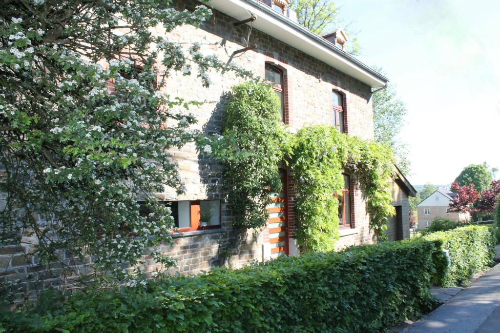 uma casa com hera a crescer ao lado dela em Guesthouse Legrand em Francorchamps