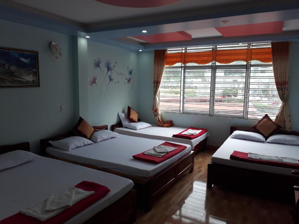 Ліжко або ліжка в номері Binh Minh Hostel