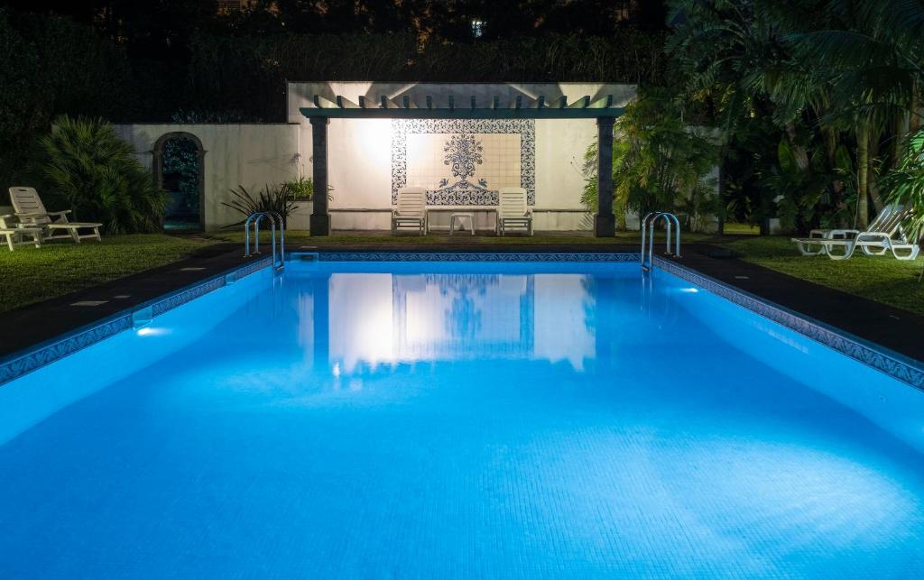 una piscina in un cortile di notte di Casa dos Agapantos a Ponta Delgada